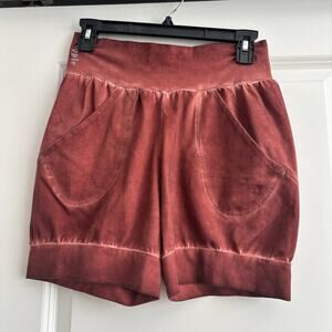 Ripple Stone Wash Yoga Shorts Sz M Red
